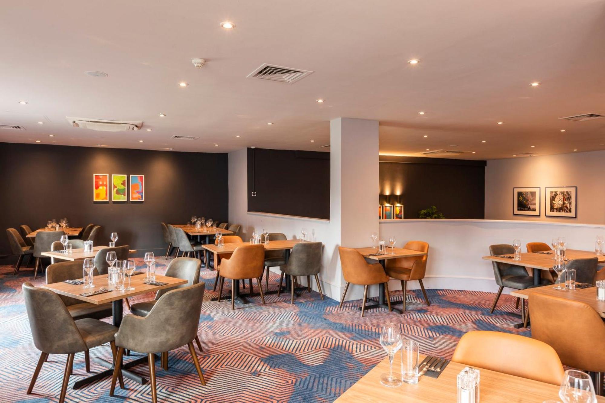 Holiday Inn Cardiff City By Ihg Exterior foto